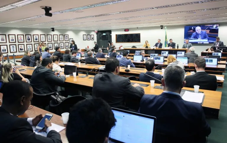 Processos contra deputadas de esquerda por críticas