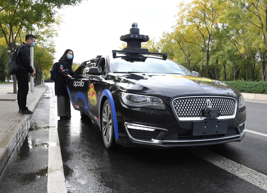 Baidu lança serviço comercial de transporte por aplicativo totalmente autônomo na China